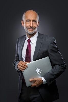 Manager Portrait mit Satelliten-Laptop