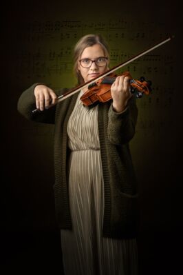 Geigenspielerin mit Brille